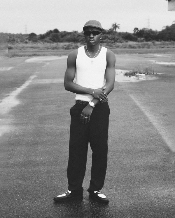 Le pantalon noir homme : essentiel pour un look réussi